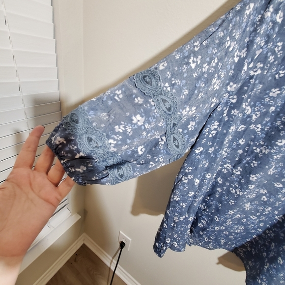 New Blue floral ditsy print lace shirt plus 2X - Picture 2 of 8